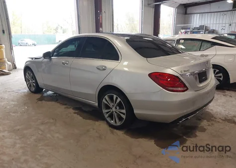 2017 Mercedes-Benz C 300 4Matic/Luxury 4Matic z USA, uszkodzony, nr VIN 55SWF4KB9HU184400